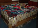 Bunte Socken Kampagne - das gesamte Bett voller Spenden