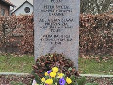 Die Stele mit dem Besteck davor. Die Aufschrift "Den Opfern des Nationalsozialismus - Linke"